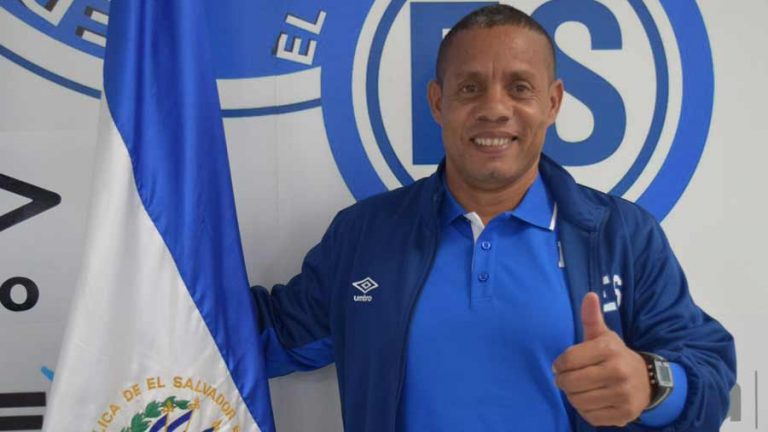Un semillero de futbolistas buscará nuevo técnico de El Salvador