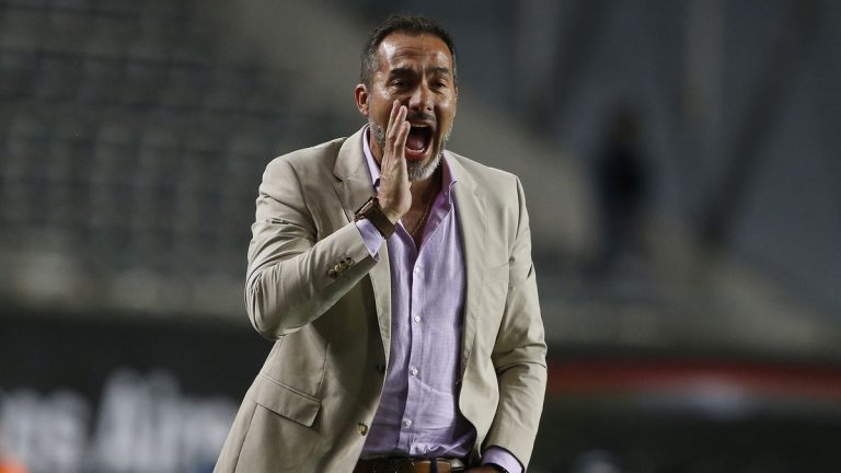 Renunció técnico de Estudiantes tras eliminación en Copa Sudamericana