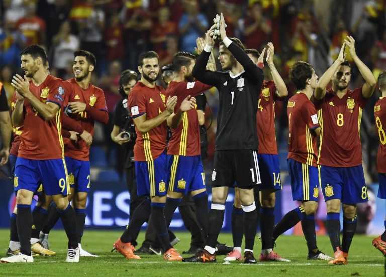 España clasifica al Mundial y manda al repechaje a Italia