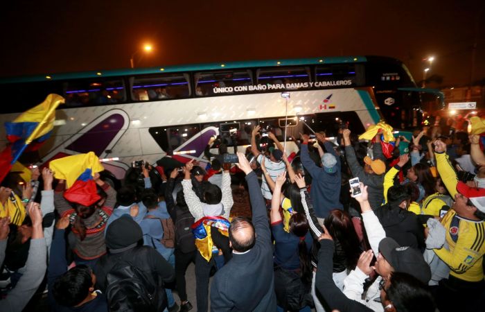 Hinchas ovacionan a Colombia a su arribo a Lima
