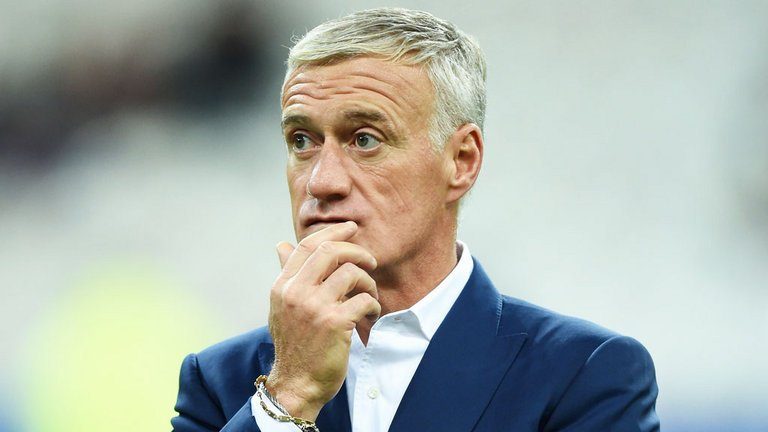 Francia negocia renovación con Deschamps