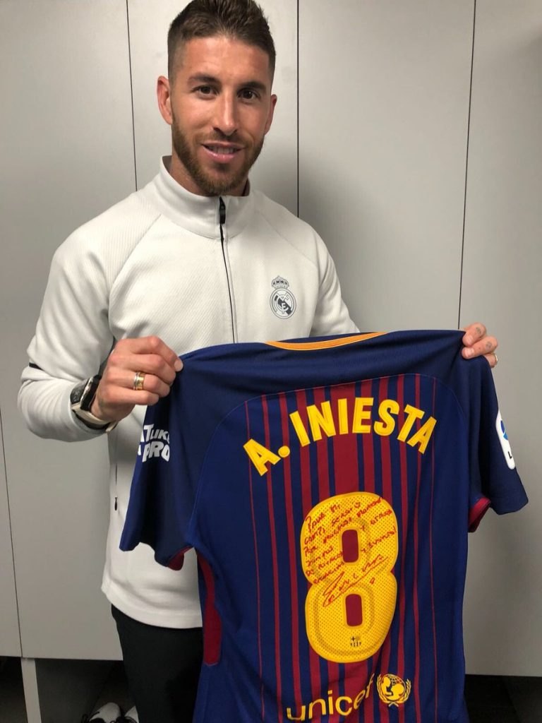Ramos se quedó con la camiseta del último clásico de Iniesta