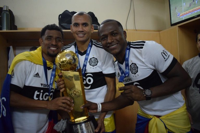 Tres colombianos alcanzaron título en fútbol paraguayo
