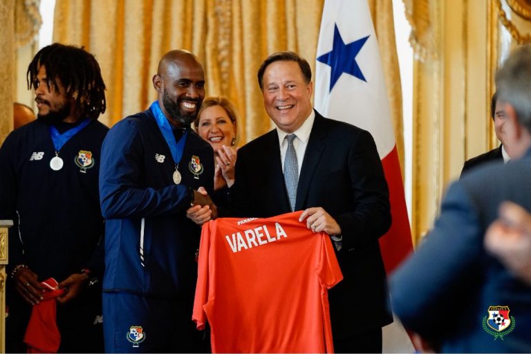 Presidente de Panamá despide selección que asistirá al Mundial