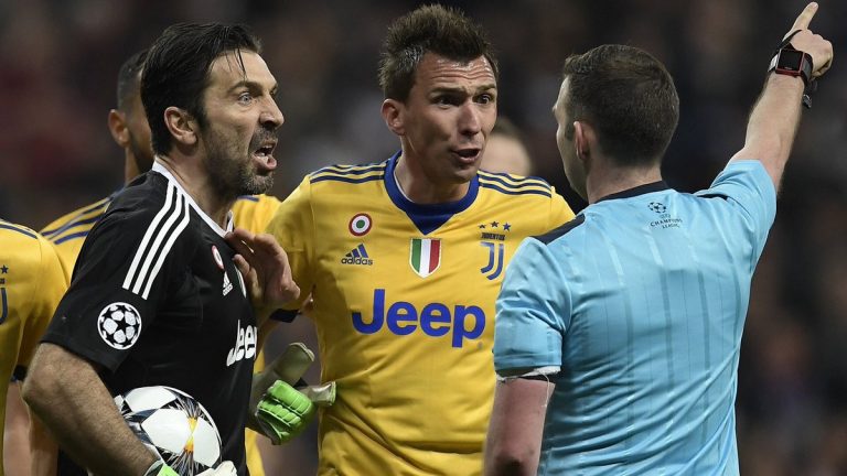 UEFA sancionó a Buffon por expulsión en Liga de Campeones