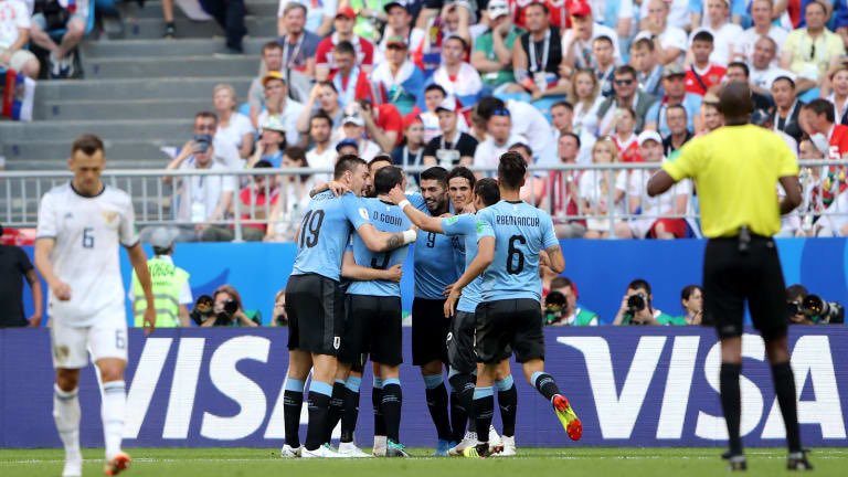 Uruguay goleó al local y terminó primero del grupo