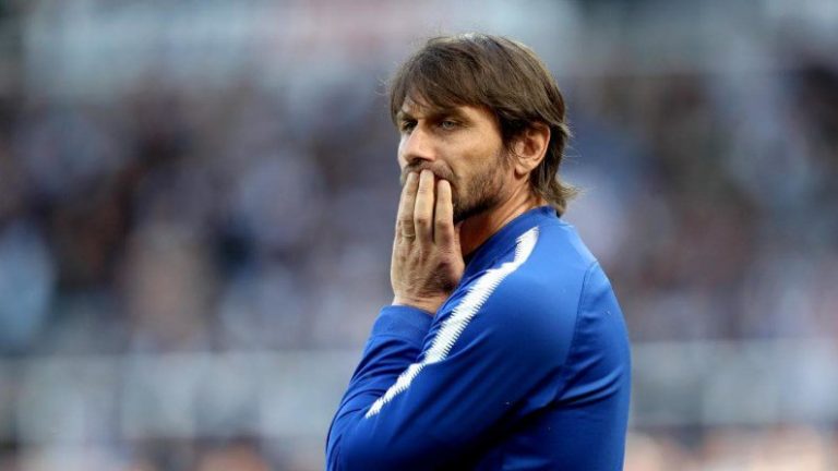 Chelsea destituye a Antonio Conte