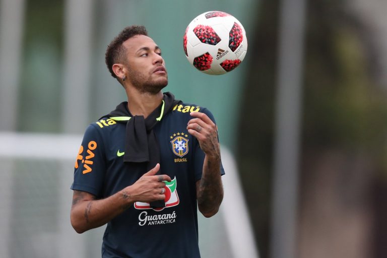Neymar 14 minutos en el piso en el Mundial