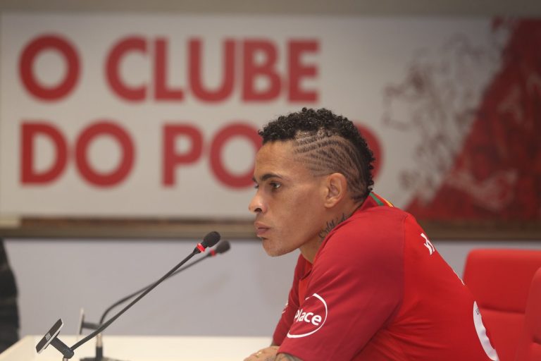 Álvez de Junior a Internacional de Brasil