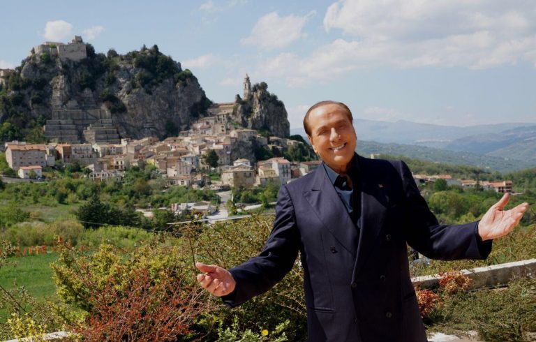 Berlusconi adquirió equipo de tercera división