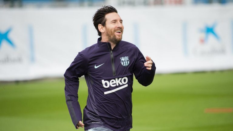 Messi volvió a entrenar en campo