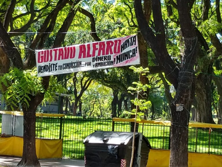 Hinchas de Huracán arremeten contra Alfaro