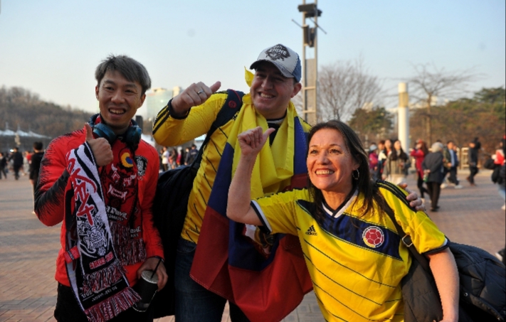 En imágenes, Corea vive el partido frente a Colombia