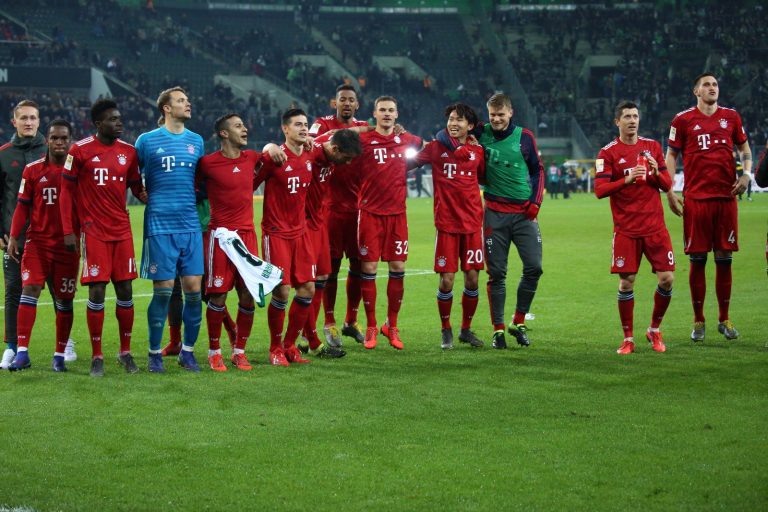 Bayern, con James, goleó y es colíder en Alemania