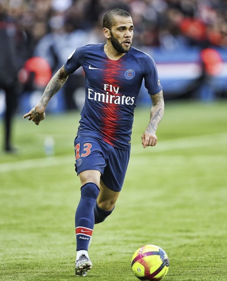 Alves anunció su retiro del PSG