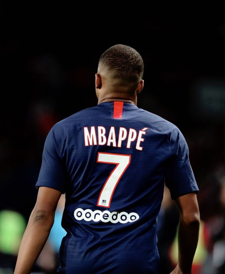Mbappé en duda para el inicio de grupos de Champions