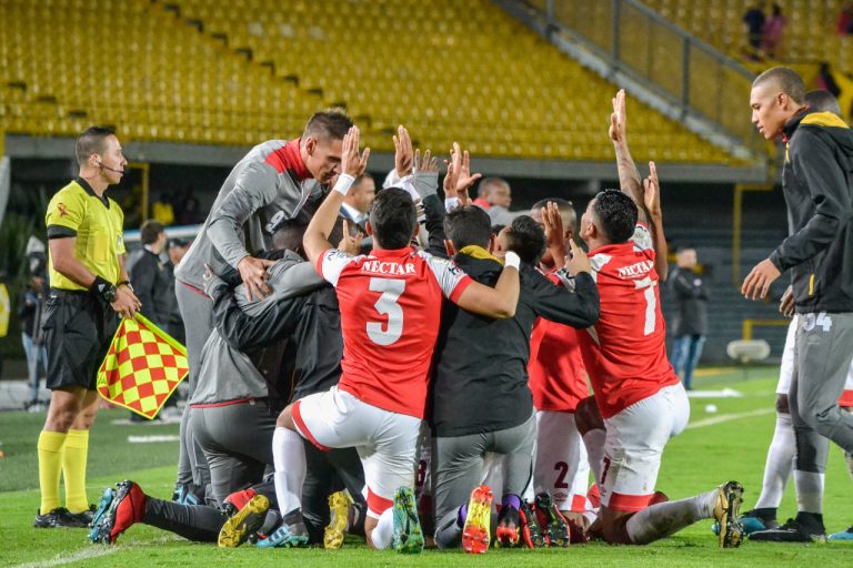 Santa Fe ganó el clásico y se aseguró en cuadrangulares