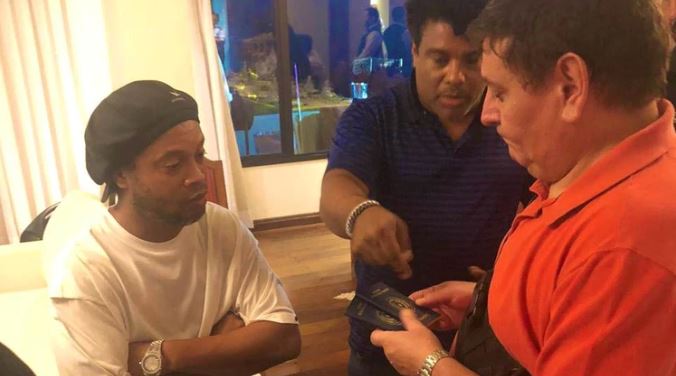 Ronaldinho sigue detenido en Asunción