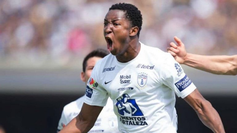 Boca busca central colombiano