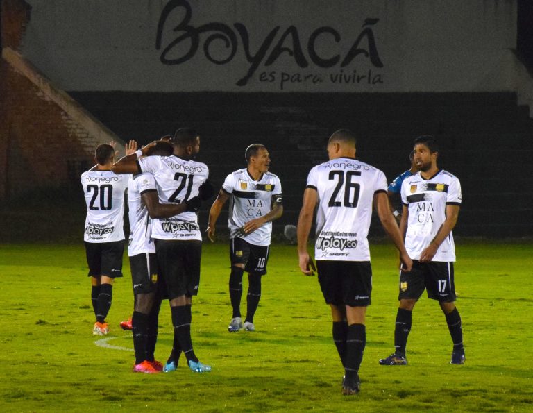 Águilas vuelan cerca de la clasificación