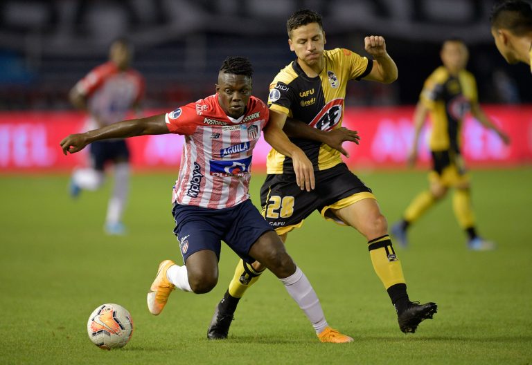 Junior sintió el virus y perdió en casa