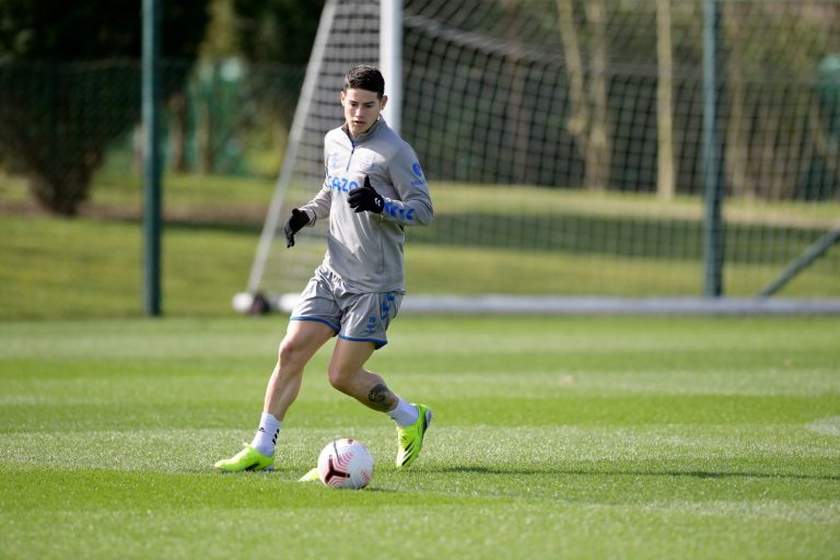 James debe jugar donde se sienta cómodo: AT del Everton