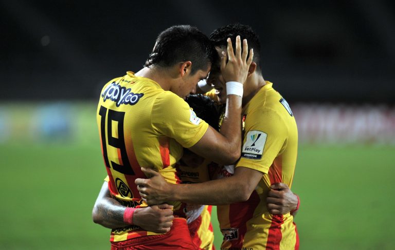 Pereira ganó y sigue en la pelea