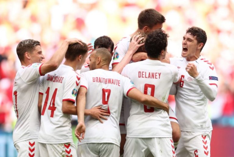 Dinamarca goleó y clasificó a cuartos