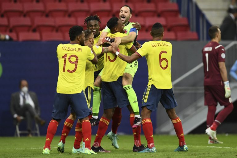 Colombia, de la mano de Ospina, a semifinales