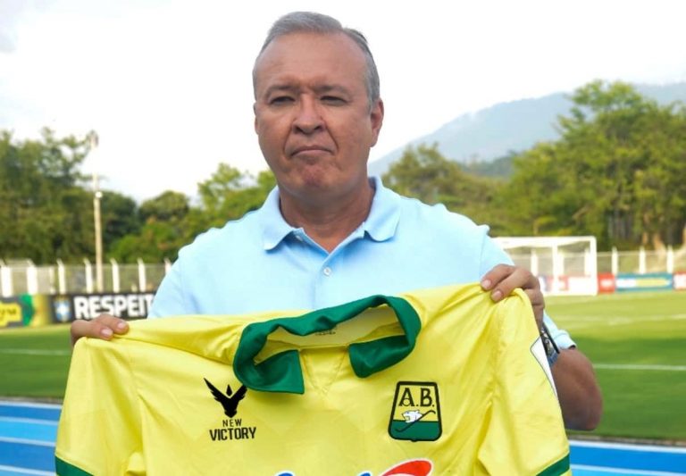 Upegui no aguantó perder el clásico