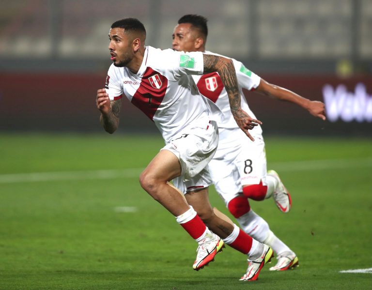 Perú ganó el clásico y hundió a Chile