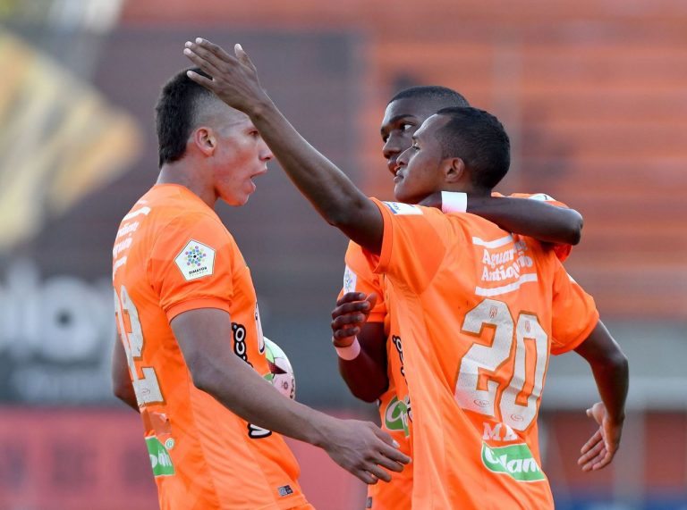 Envigado goleó y se metió en la pelea