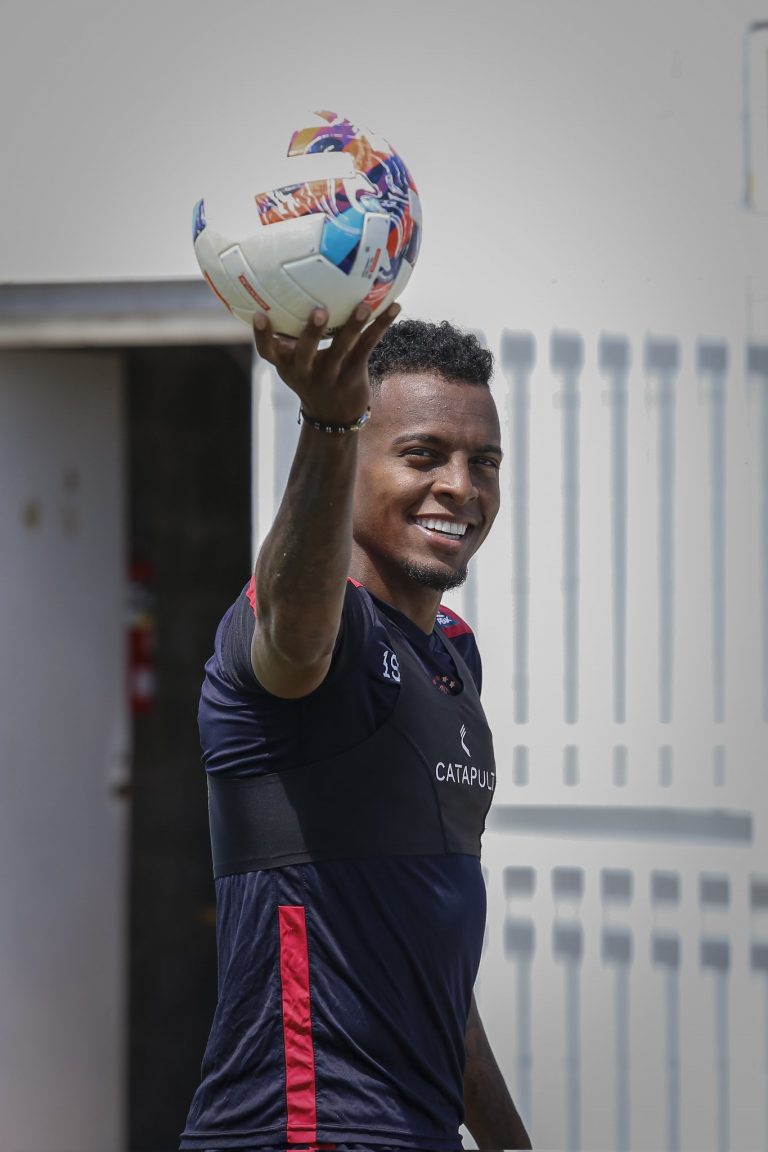 Huracán despidió delantero colombiano