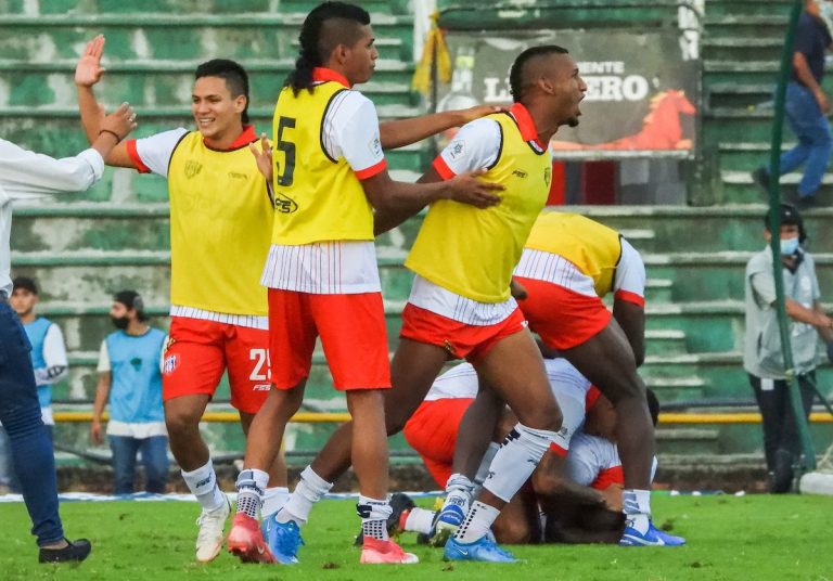 Indignación en el fútbol por polémico ascenso del Unión