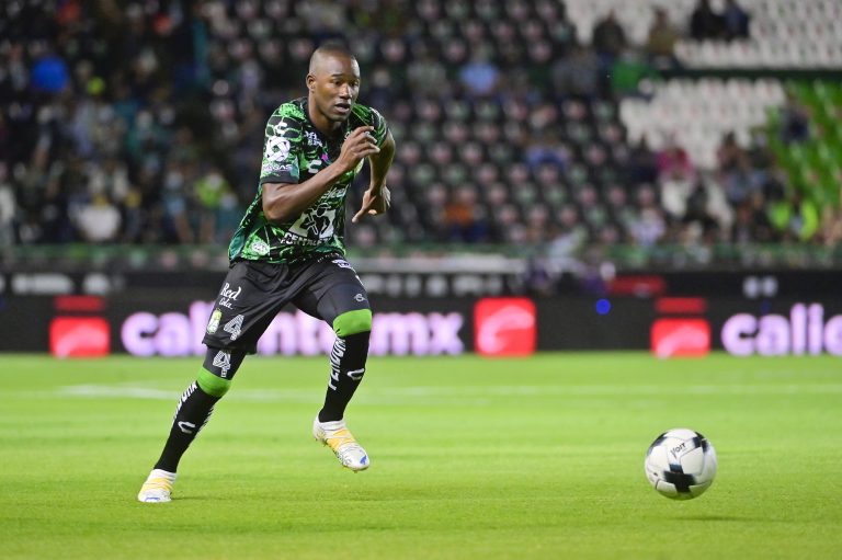 Gol y autogol colombiano en triunfo del León