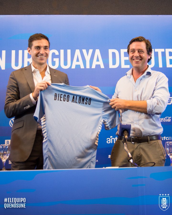Alonso asumió oficialmente como técnico de Uruguay