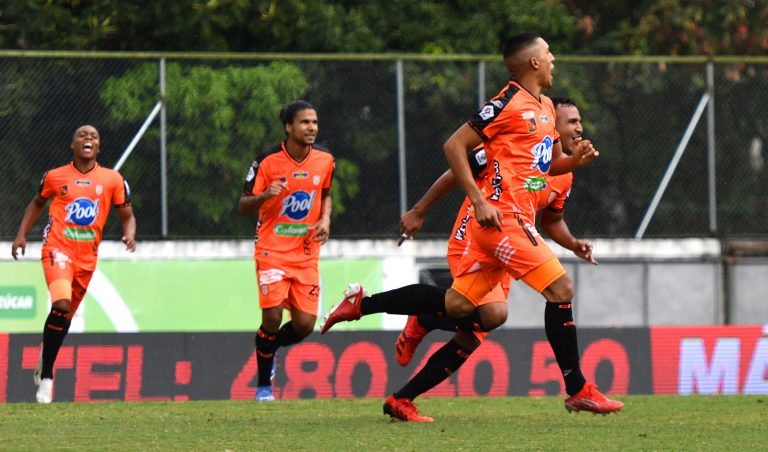 Primer triunfo naranja