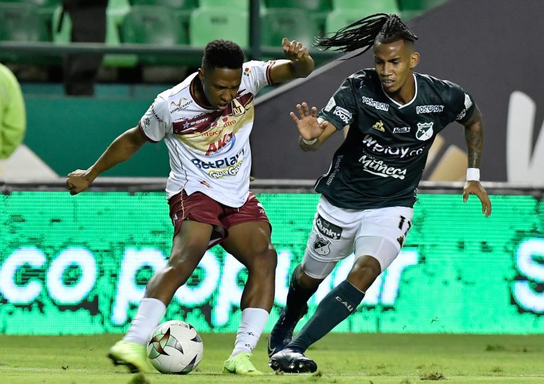 Los campeones empataron en la Superliga