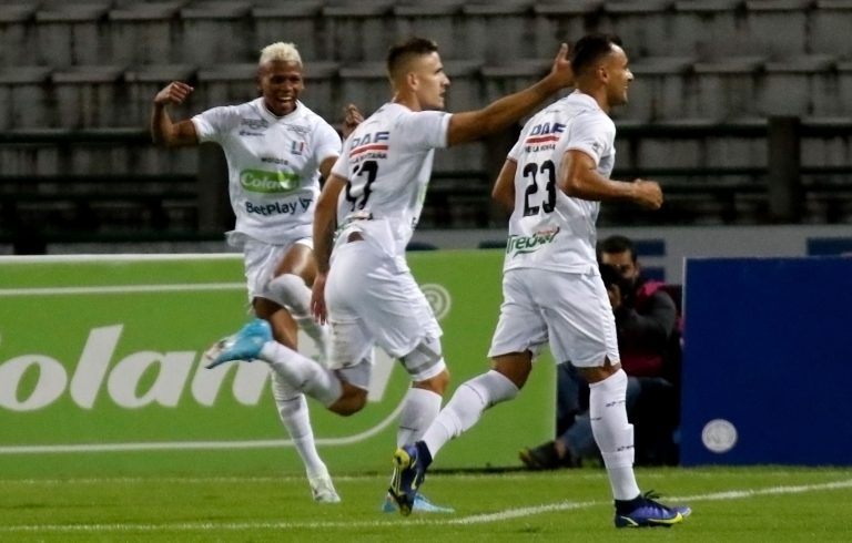 Once Caldas goleó y sigue invicto