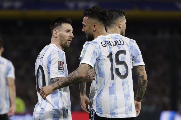 Argentina goleó y extendió su invicto