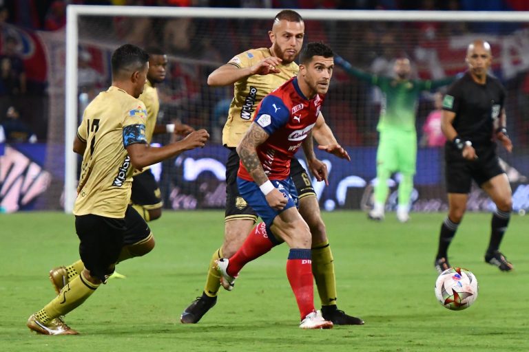 Medellín imparable en casa