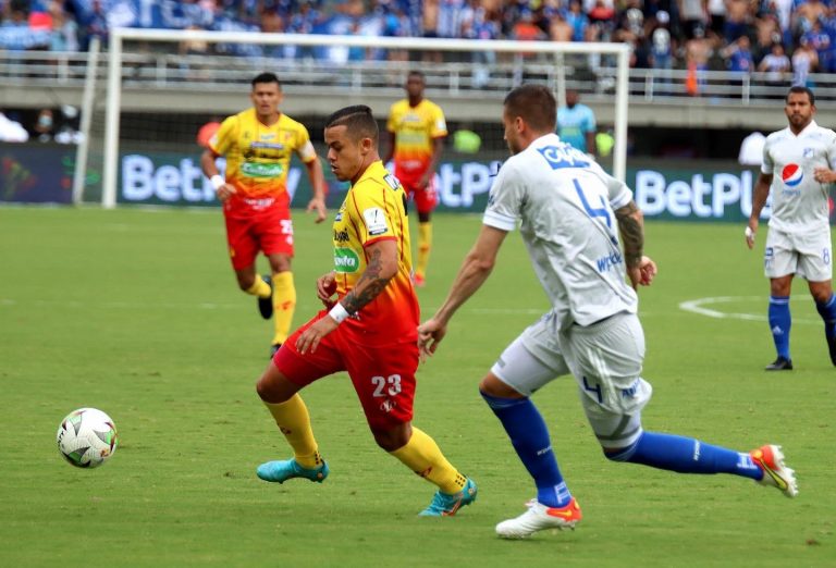 Pereira volvió a la victoria y se acercó