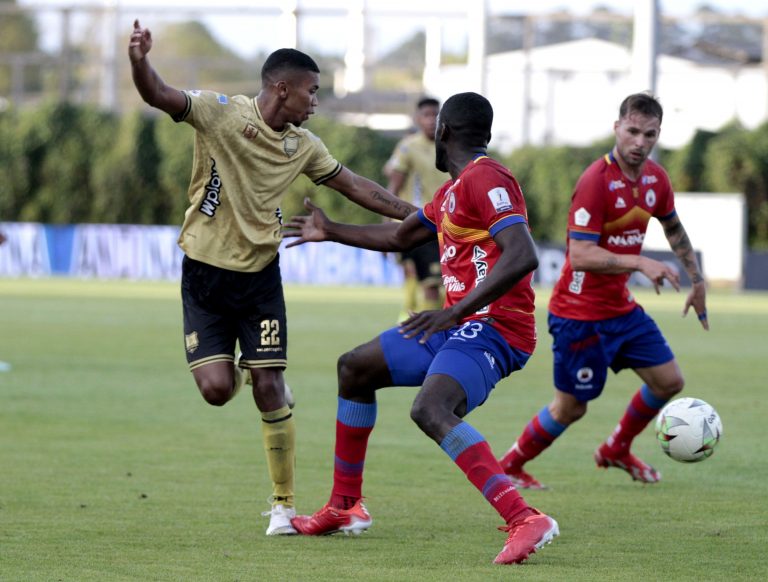 Águilas se aferra al milagro