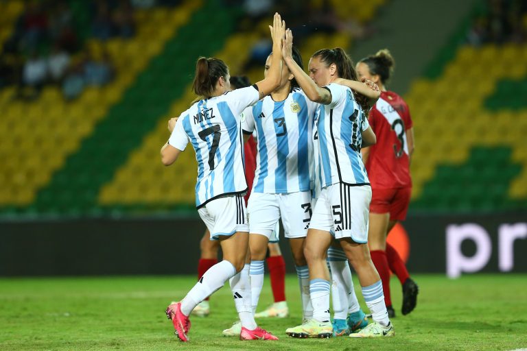 Brasil y Argentina golean en Copa América