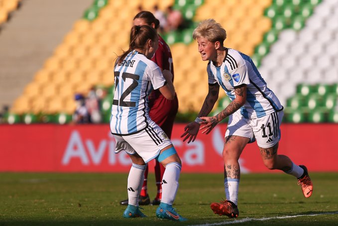 Argentina goleó y se acerca a semifinales