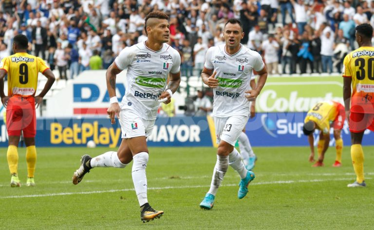 Se vistió de blanco el clásico del café