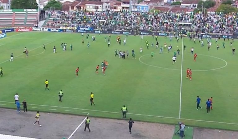 Invaden cancha y agreden a jugadores del Cali