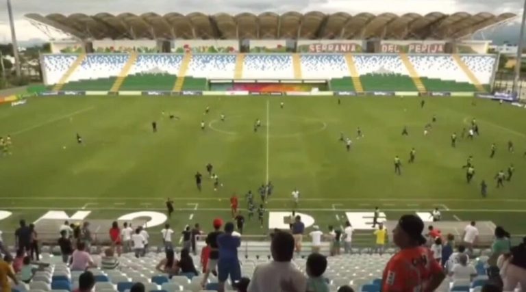 Nueva invasión de hinchas en partido del fútbol colombiano