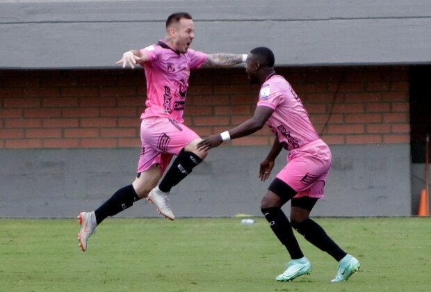 Envigado venció a Junior y sigue en carrera