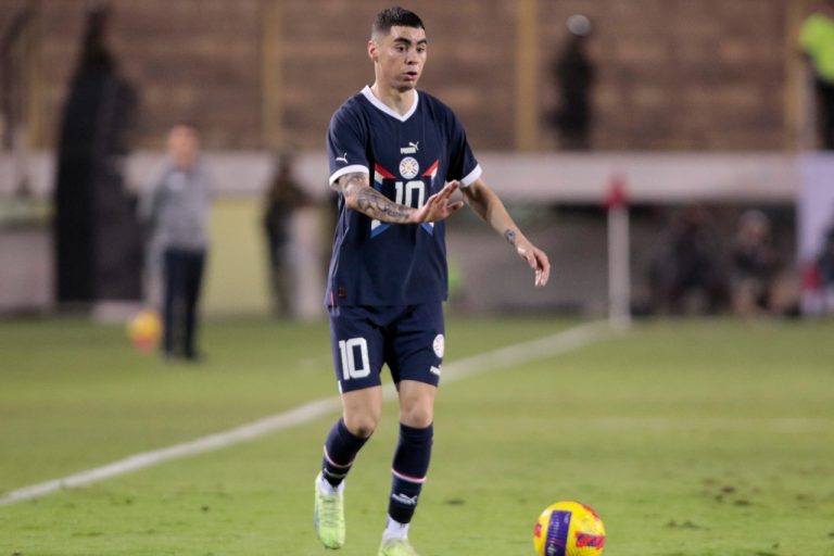 Cuatro bajas en Paraguay para enfrentar a Colombia